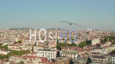 Des Rangées Infinies De Maisons à Flanc De Colline à Istanbul Avec Une Nouvelle Tour De Télévision En Arrière-Plan, Une Inclinaison Aérienne Vers Le Bas - Drone Vidéo