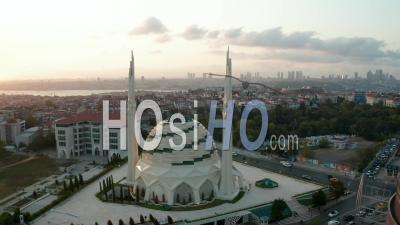 Mosquée Futuriste Au Beau Coucher De Soleil à Istanbul, Temple à La Recherche Moderne Au Coucher Du Soleil Avec Paysage Urbain, En Arrière - Vidéo Par Drone