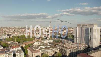 Passant Par Le Bâtiment De L'hôpital De Charité à Berlin, En Allemagne, à L'époque Du Coronavirus Covid 19 - Vidéo Par Drone