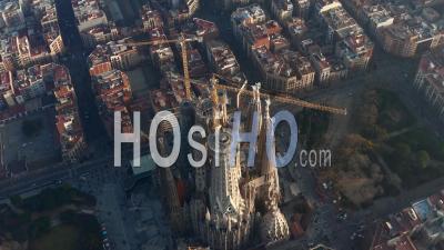 Aérien Close Up Overhead Encerclant La Sagrada Familia Avec Des Grues Dans La Belle Ville Sunny Haze Over Barcelona, Espagne 4k - Vidéo Par Drone