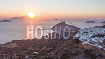 Hyper Lapse De Coucher De Soleil Au-Dessus D'un Village Grec Typique Sur L'île De Milos En Grèce 4k - Vidéo Par Drone