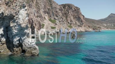 De Vol Lente Entre Les Formations Rocheuses Dans L'eau De L'océan Bleu Turquoise Sur L'île Grecque De Milos 4k - Drone Vidéo