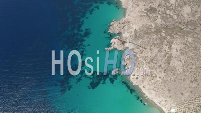 Vue Aérienne Large De Haut En Bas De La Côte De L'île Grecque à Milos En été Avec La Mer Égée Bleu Turquoise 4k - Drone Vidéo