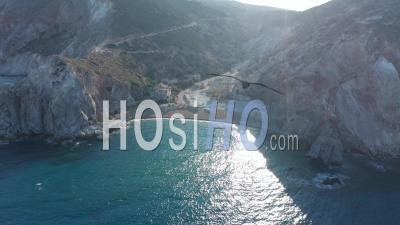 Large établissant Un Vol De Vol Dans La Baie De Paradis Tropical Avec De L'eau Turquoise Sur L'île Grecque à L'heure D'or 4k - Séquence Vidéo Par Drone
