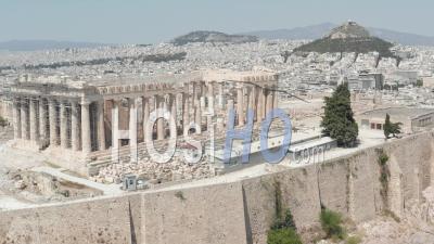 Gros Plan Vol Aérien Au-Dessus De L'acropole Sur La Montagne Au-Dessus D'athènes, Grèce à La Lumière Du Jour 4k - Vidéo Par Drone
