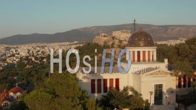 Passant Par L'observatoire National D'athènes Révélant L'acropole Dans Une Belle Heure Dorée 4k - Vidéo Par Drone