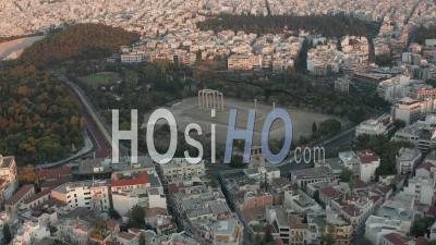 Vue Aérienne Du Temple De Zeus Olympien à Athènes, Grèce Pendant L'heure Dorée Au Coucher Du Soleil 4k - Vidéo Par Drone