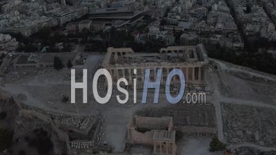 Vue Aérienne Des Oiseaux De Haut En Bas De L'acropole à Athènes, Grèce Au Crépuscule 4k - Vidéo Par Drone