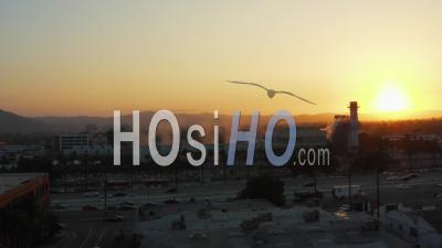 Usine De Vapeur Avec Palmiers Et Autoroute Très Fréquentée à Burbank, Los Angeles, Californie, Coucher De Soleil 4k - Vidéo Par Drone