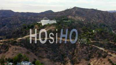 Griffith Observatory With Hollywood Hills In Daylight, Los Angeles, California, Cloudy 4k - Video Drone Footage