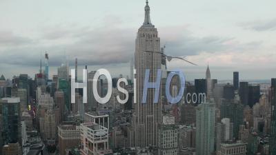 Ascending Pedestal Aerial View Of Empire State Building Surrounded By Tall Skyscrapers In The New York City Skyline 4k - Video Drone Footage