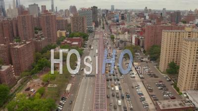 Embouteillage Lent Sur Autoroute à Voies Multiples Vers Manhattan Pendant Les Heures De Pointe 4k - Drone Vidéo