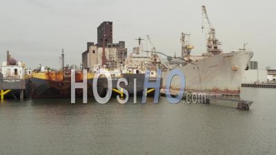 Vue Rapprochée Des Bateaux Et Des Barges En Face Du Terminal De Céréales Red Hook Dans Le Port De New York City 4k - Vidéo Par Drone