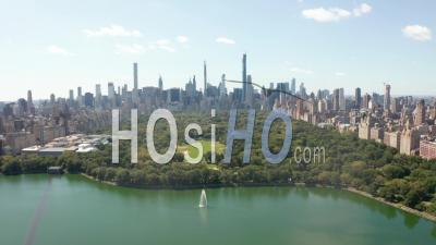 Belle Vue Sur Central Park Avec Le Lac Et Les Toits De Manhattan En Arrière-Plan à La Journée D'été Ensoleillée, New York City 4k - Drone Vidéo