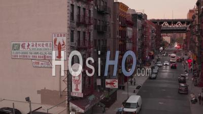 Prise De Vue Aérienne De Piédestal Ascendant De Vue Sur La Rue Du Mode De Vie Quotidien Et Des Petites Entreprises Dans Le Quartier Résidentiel De Chinatown à New York City 4k - Drone Vidéo