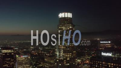 Vue De Nous Gratte-Ciel De La Tour De La Banque Dans Le Centre-Ville De Los Angeles, Californie La Nuit, Lumières De La Ville Rougeoyante En 4k - Vidéo Aérienne Par Drone