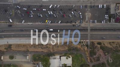 Vue à Vol D'oiseau De La Jetée De Santa Monica, Du Parking De Los Angeles Et De L'autoroute De La Côte Du Pacifique Avec Des Voitures Entrant Dans L'autoroute 4k - Drone Vidéo