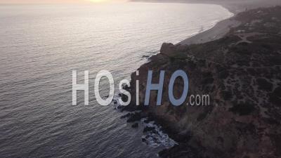 Vol Au-Dessus De Malibu, Californie Vue Sur La Ligne De Rivage De La Plage De L'océan Pacifique Au Coucher Du Soleil Avec Falaise De Montagne Dans Une Belle 4k - Vidéo Par Drone