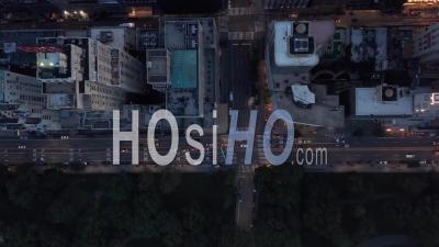 Vue Drone De La Route De La Ville De New York à Central Park Avec Un Trafic Automobile Très Fréquenté Dans De Beaux 4k - Drone Vidéo