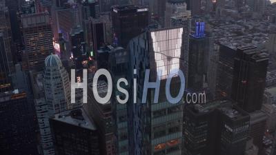 Epic View Of Huge Enormous New Manhattan Skyscraper At Sunset With Traffic Lights And New York City Background In Beautiful 4k - Video Drone Footage