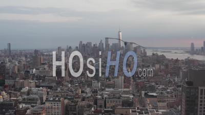 Vue Aérienne Large Piédestal Descendant Des Toits De La Ville De New York Avec Des Gratte-Ciel Et Des Immeubles De Bureaux à Manhattan 4k - Drone Vidéo