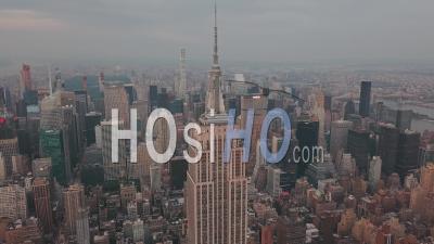 Gros Plan De L'empire State Building Avec Midtown Manhattan, Times Square En Arrière-Plan à L'aube, Coucher De Soleil 4k - Vidéo Par Drone