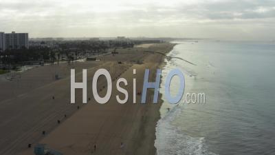 Vol Au-Dessus De Venice Beach Avec Des Vagues Dans La Matinée, Los Angeles, Californie 4k - Vidéo Par Drone