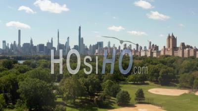 Belle Vue Sur Central Park Et Manhattan En Arrière-Plan Au Jour D'été Ensoleillé 4k - Vidéo Par Drone