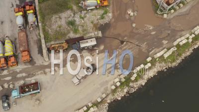 Vue Aérienne Aérienne De Haut En Bas Du Camion Sans Remorque Arrivant à Un Port De Fret Maritime 4k - Vidéo Par Drone