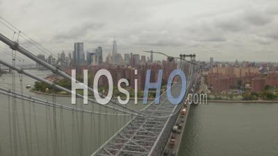 Vol Au-Dessus Du Pont De Williamsburg Côté De Manhattan Avec Les Toits De La Ville De New York Au Jour Nuageux 4k - Vidéo Aérienne Par Drone