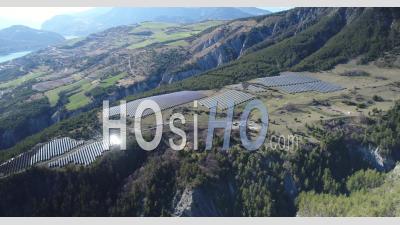 Usine Photovoltaïque, Lauzet-Ubaye, Dans Les Montagnes, Dans Les Alpes-De-Haute-Provence, France, Vue Depuis Un Drone