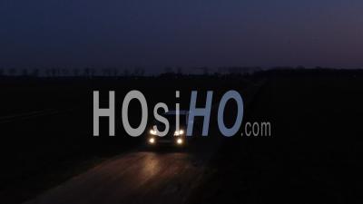 Voiture Suv Avançant Sur Une Route Droite La Nuit Suivie Par Un Drone