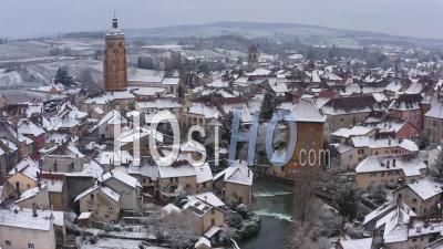 Vue Aérienne De La Ville D'arbois Sous La Neige Filmée Par Drone