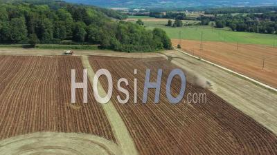 Vue Aérienne De La Récolte De Trèfle Filmée Par Drone