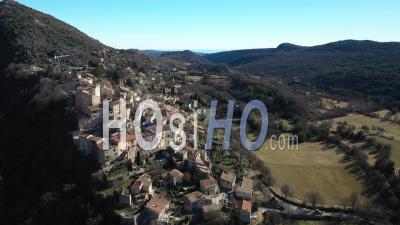 Village De Coursegoules Dans La Matinée - Vidéo Drone