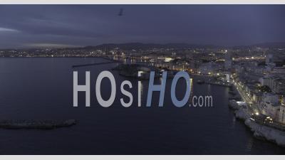 Marseille, Corniche Des Catalans Et Esplanade De La Porte D'orient De Nuit En 6k - Vidéo Par Drone