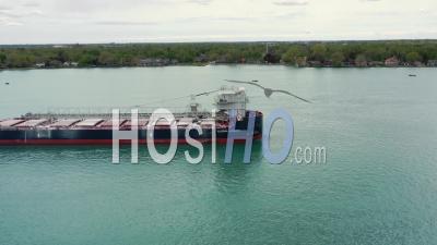 Bateau Cargo Des Grands Lacs Sur La Rivière Détroit - Vidéo Par Drone