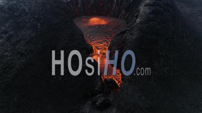 Vue Drone Au-Dessus De La Coulée De Lave Pendant L'éruption à Geldingadalur, Au Sud-Ouest De L'islande