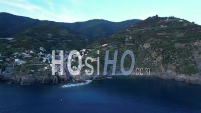 Village De Riomaggiore à Cinque Terre Au Coucher Du Soleil, Italie - Vidéo Par Drone