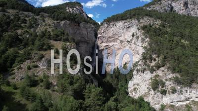 Cascade De Saint-Benoit, 90 Mètres De Haut, Entre Avrieux Et Aussois En Maurienne,Vidéo Par Drone