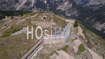 Fort De L'olive Sur Son Rocher Surplombant La Vallée De La Clarée, Hautes-Alpes, France, Vidéo Par Drone