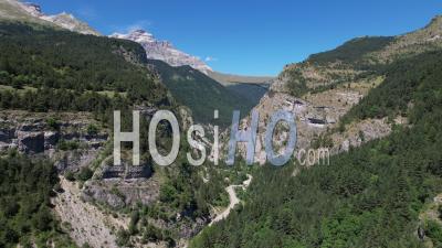 Défile Souloise, Dans La Chaîne De Montagnes Du Dévoluy, Hautes-Alpes, France, Vidéo Par Drone