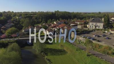 Vouvant, Un Des Plus Beaux Villages De France Vidéo Drone Au Printemps'