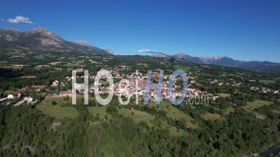 La Petite Ville De Saint-Bonnet-En-Champsaur, Dans Les Hautes-Alpes, France, Vue De Drone