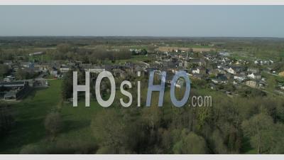 Le Village De Guipel En Bretagne, France - Vidéo Aérienne Par Drone