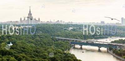Panorama Des Collines Des Moineaux Ou De Vorobyovy Gory, De L'université D'État De Moscou, De La Rivière De Moscou Et Du Pont Loujniki. Moscou, Russie