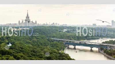 Panorama Des Collines Des Moineaux Ou De Vorobyovy Gory, De L'université D'État De Moscou, De La Rivière De Moscou Et Du Pont Loujniki. Moscou, Russie
