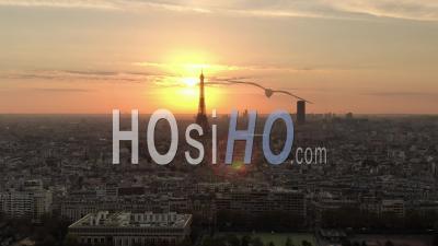 Vue Aérienne De La Tour Eiffel Traversée Par La Lumière Du Soleil En Contre-Jour, Vu D'hélicoptère