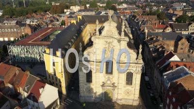 L'ancienne Chapelle Des Jésuites En été Avec Le Soleil - Vidéo Par Drone