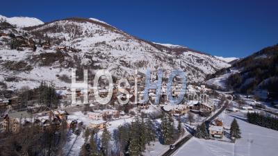 Aiguilles, Village De Montagne Dans Le Queyras, Hautes-Alpes, France, Vidéo Par Drone